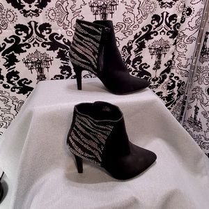 Me Too Eliza Black Suede Ankle Booties, Zebra Stripe Rhinestones. Size 7.5